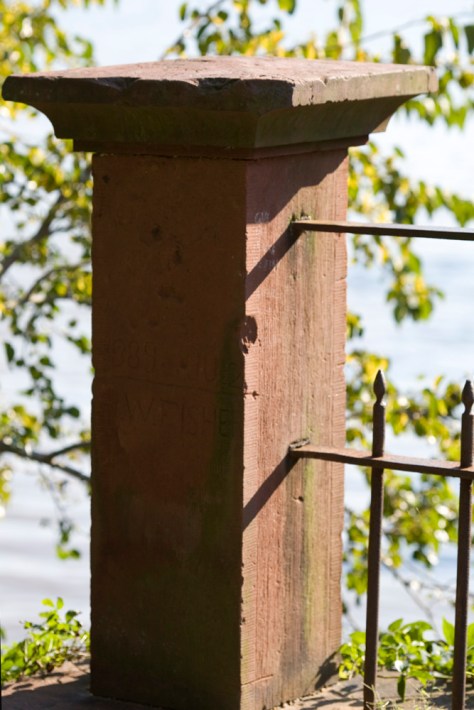 Viaduct railing end pillar Viaduct railing end pillar