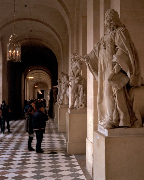 Tourists, Statuary