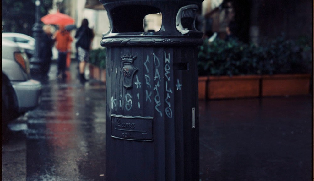 Trashcan in the rain, Rome
