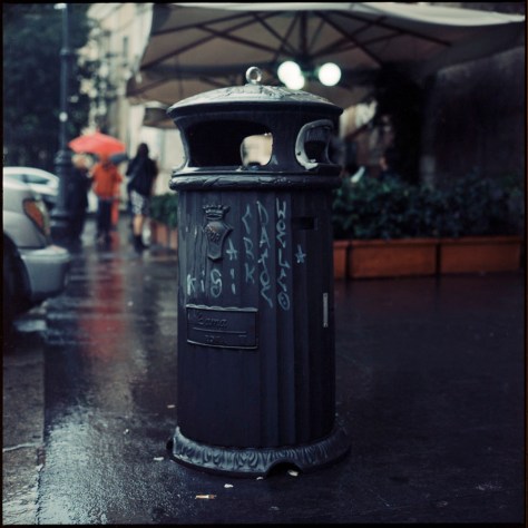Trashcan in the rain, Rome